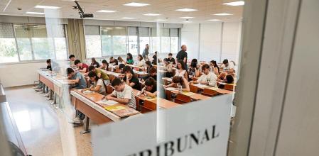 Inicio de las pruebas de selectividad o pruebas PAU en la UAB. Ambiente de estudiantes después de los primeros exámenes de castellano.