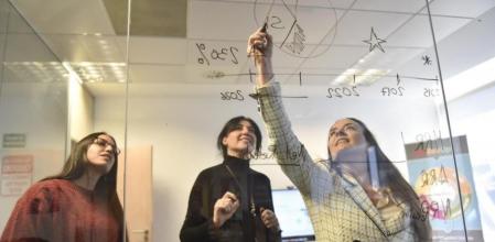 Cristina Bentue (izq), trabajando en la oficina con su equipo