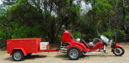 Una moto de tres ruedas con un remolque