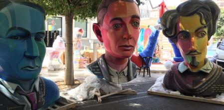 Antonio Machado, Miguel Hernández y Gustavo Adolfo Bécquer, aguardan para ser incorporados al monumento de la Hoguera Seneca-Autobussos el 19 de junio de 2023