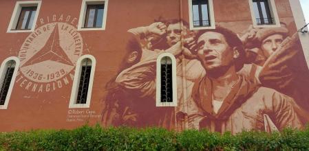 Mural de Roc Blackblock, basado en la fotografía de Robert Capa de la despedida de los brigadistas internacionales en 1938 en L'Espluga de Francolí.
