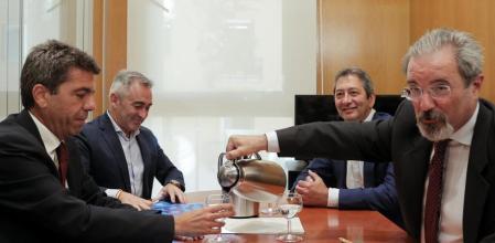 Carlos Mazón (izda.), acompañado del director de su campaña electoral, Miguel Barrachina (segundo izda.), durante una reunión con el candidato de Vox, Carlos Flores (dcha.), y el extorero Vicente Barrera.