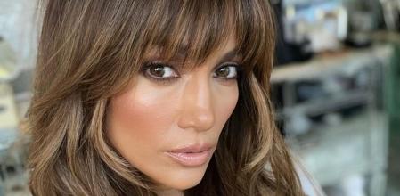 Jennifer Lopez con su nueva melena con flequillo