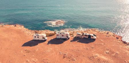 Las autocaravanas pueden estacionarse en cualquier aparcamiento, pero solo se puede acampar en campings o recintos específicos.