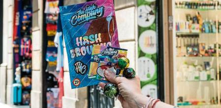 comerciantes del gòtic quieren que el ayuntamiento obligue a las tiendas d cannabiis a dejar de vender piruletas de cannbis y otros comestibles así elaborados, en teoróia una ley lo impide