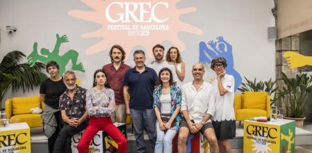 20 - 06 - 2023 / Barcelona / Grec / TONI GREC FESTIVAL Barcelona - El director del Grec Festival de Barcelona, Cesc Casadesús, presenta algunos de los espectáculos de creación y coproducciones de este ciclo cultural, entre ellos los de las compañías Agrupación Señor Serrano, La Veronal y Mal Pelo, o uno de la poeta y dramaturga Juana Dolores. En la foto de grupo con director en el centro Мaría Muñoz Pep RAMIS Juana Dolores EDI POU (LOS SARA FONTÁN) CESC CASADESUS (Director Grec) MARCOS MORAU (LA VERONAL) CARME PORTACELI (Directora TNC) CARLOTA GRAU y ALEX SERRANO (AGRUPACIÓN SENOR SERRANO) SONIA GOMEZ Foto: Llibert Teixidó