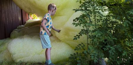 Un niño presente en la Bienal Momentum 12 se divierte con la escultura de espuma de la artista alemana de Dresden Stephanie Lüning a inicios del mes de junio