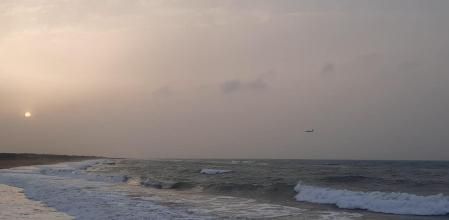 Amanecer con polvo sahariano en la playa de Gavà.