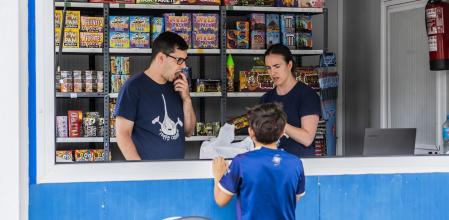 Un centenar de puestos de petardos de toda la vida, y uno de...Estos días abren en los barrios unos 100 puestos de artículos pirotécnicos de siempre, como este de la Rambla Badal, y en la plaza Molina el primero de petardos de baja sonoridad
