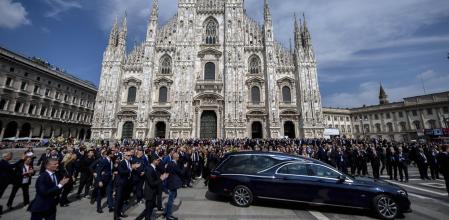 El coche fúnebre que transportaba los restos mortales de Silvio Berlusconi abandona el Duomo de Milán