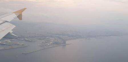 Barcelona cubierta de niebla, visto desde el avión.