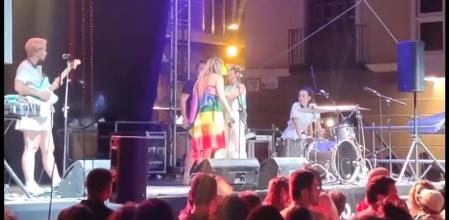 Momento donde la artista enseña sus pechos y obligan a paralizar su actuación.