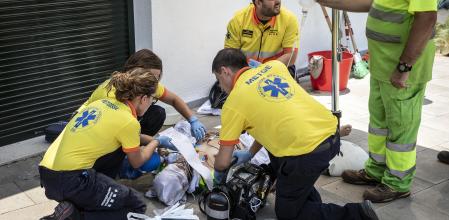 Persona con golpe de calor en El Putxet / Foto: Llibert Teixidó