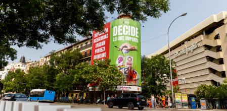 La lona de Vox instalada en el centro de Madrid