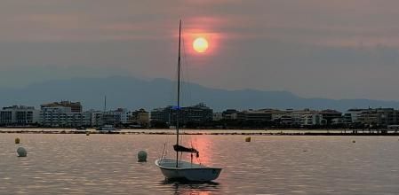 La puesta de sol enmarañada de Roses.