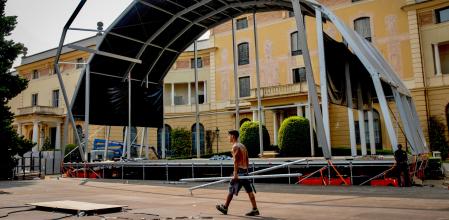 El escenario principal del festival con el palacio de Pedralbes detrás