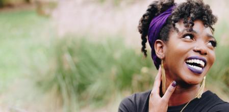 Los subtonos fríos hacen que los dientes se vean más blancos.