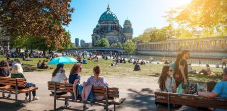 Gente en un parque de Berlín cerca de la Isla de los Museos y la catedral