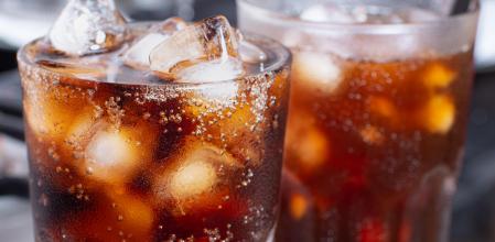 El aspartamo se utiliza en algunas bebidas edulcoradas para aportar dulzor