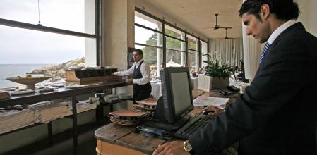 Camareros en  un restaurante, en una imagen de archivo