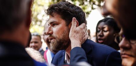 Acto de solidaridad ayer con el alcalde de L’Haÿ-les-Roses, Vincent Jeanbrun, cuya casa fue embestida el sábado por un vehículo en llamas