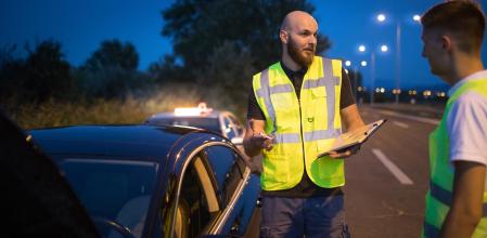 Un conductor recibe la visita de un miembro del servicio de asistencia tras sufrir una avería en una autopista&nbsp;