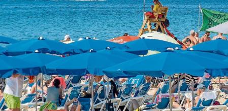BENIDORM (ALICANTE), 01/07/2023.- Fotografía general de la playa de Benidorm durante este primer día de julio en el que se le ha dado el pistoletazo de salida a la temporada de vacaciones estivales. EFE/Pablo Miranzo