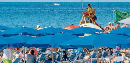 BENIDORM (ALICANTE), 01/07/2023.- Fotografía general de la playa de Benidorm durante este primer día de julio en el que se le ha dado el pistoletazo de salida a la temporada de vacaciones estivales. EFE/Pablo Miranzo