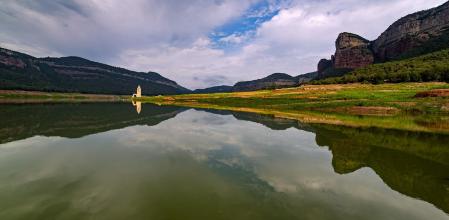 El efecto espejo en las aguas del pantano de Sau.