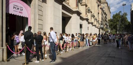 Jóvenes haciendo cola en una tienda efímera de la marca ultra 'low cost' Shein en Barcelona, el año pasado