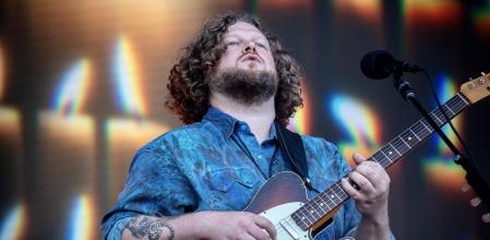 Joe Newman, guitarrista del grupo Alt+J, actuando en el Cruïlla