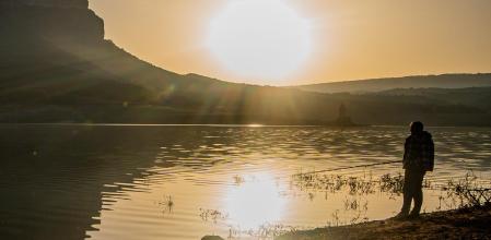 Amanecer en el pantano de Sau en un ambiente calimoso.