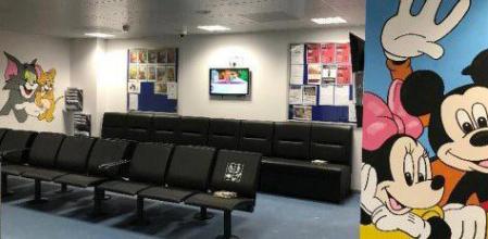 Centro de acogida de inmigrantes con dibujos en las paredes