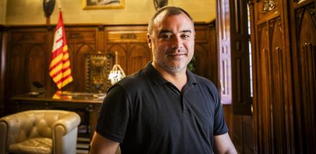 Jordi Ballart, en su despacho; el pacto con ERC y Junts proporciona a este gobierno tripartito la mayoría absoluta