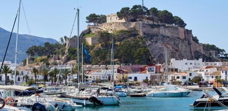 El puerto y el castillo de Dènia en Alicante