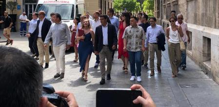 Jorge Rodríguez y la diputada Natalia Enguix, a su llegada al pleno.