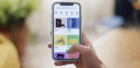 Un usuario de la plataforma Wallapop navegando por la aplicación