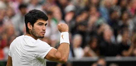 Spain's Carlos Alcaraz celebrates winning the second set against Russia's Daniil Medvedev during their men's singles semi-finals tennis match on the twelfth day of the 2023 Wimbledon Championships at The All England Lawn Tennis Club in Wimbledon, southwest London, on July 14, 2023. (Photo by Glyn KIRK / AFP) / RESTRICTED TO EDITORIAL USE