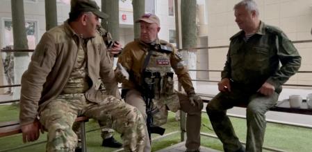 Prigozhin entre el viceministro de Defensa, Yunus-Bek Evkurov, y el general Alexeyev en un vídeo en Rostov del Don