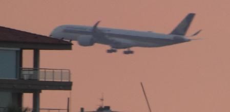Avión fotografiado desde la playa de Gavà.