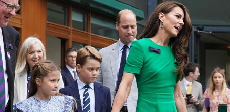 La princesa de Gales seguida por el príncipe de Gales y por sus dos hijos, el príncipe Jorge y la princesa Carlota.&nbsp;