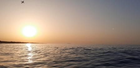 Amanecer calimoso en plena ola de calor, en la playa de Gavà.