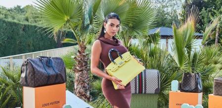 Georgina Rodríguez, con el bolso que regalará a un afortunado.