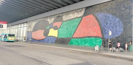 Mural de Joan Miró en la Terminal 2 del aeropuerto de Barcelona.