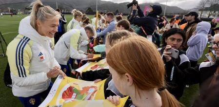 Fridolina Rolfö firma autógrafos a la afición local que ha acogido el Mundial con los brazos abiertos
