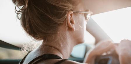 Al conducir sin camiseta aumenta el riesgo de quemarte con el cinturón de seguridad.