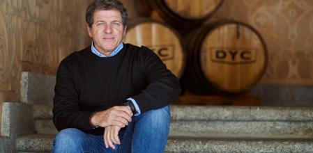 El meteorólogo Mario Picazo en las destilerías Dyc, en Segovia