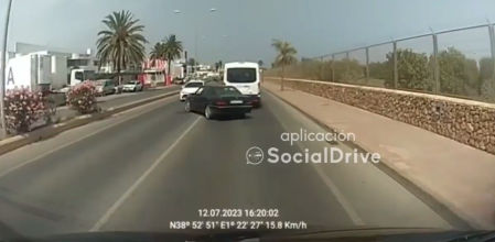 Este es el momento en el que el conductor del Mercedes invade el carril contrario para adelantar a la furgoneta en línea continua y sin comprobar que viene un coche en dirección contraria
