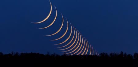 Una secuencia del hilo de luna creciente hasta esconderse por el horizonte.