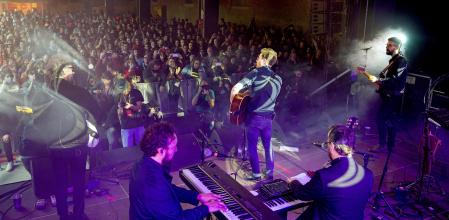 FOTO ALEX GARCIA AMBIENTE DIADA SANT JORDI ROSAS Y LIBROS . SANT JORDI MUSICAL EN LA FABRICA DAMM. ACTUACION DE MISHIMA 2022/04/23
